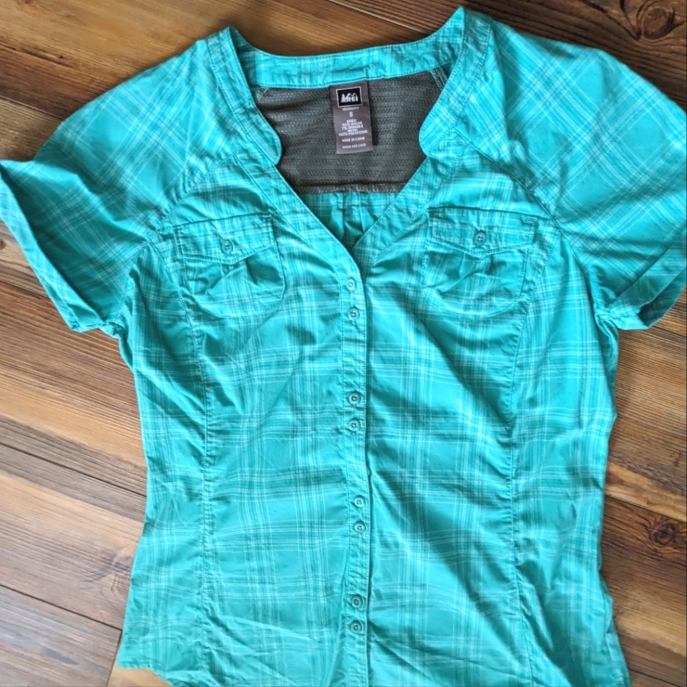 REI button down shirt sleeve shirt top